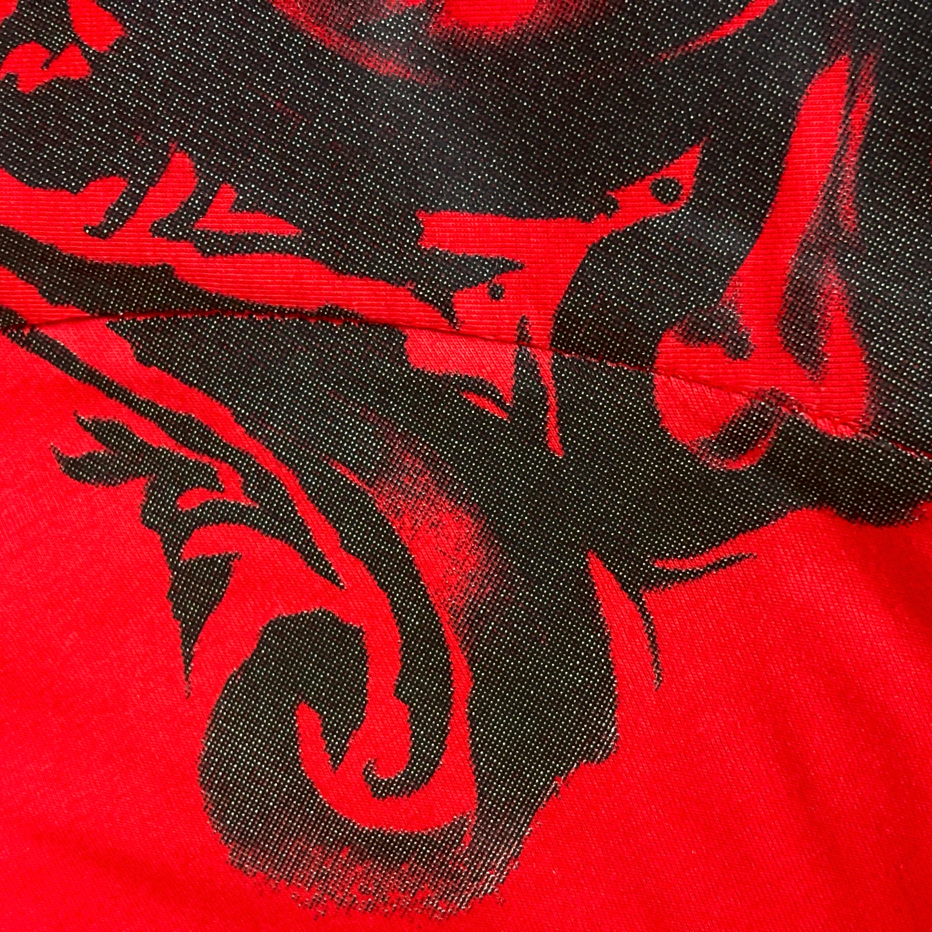 CAMISETA REGULAR “RED RAGE” RELEITURA ARCHAIC ALGODÃO PENTEADO (mais ou menos cópia)