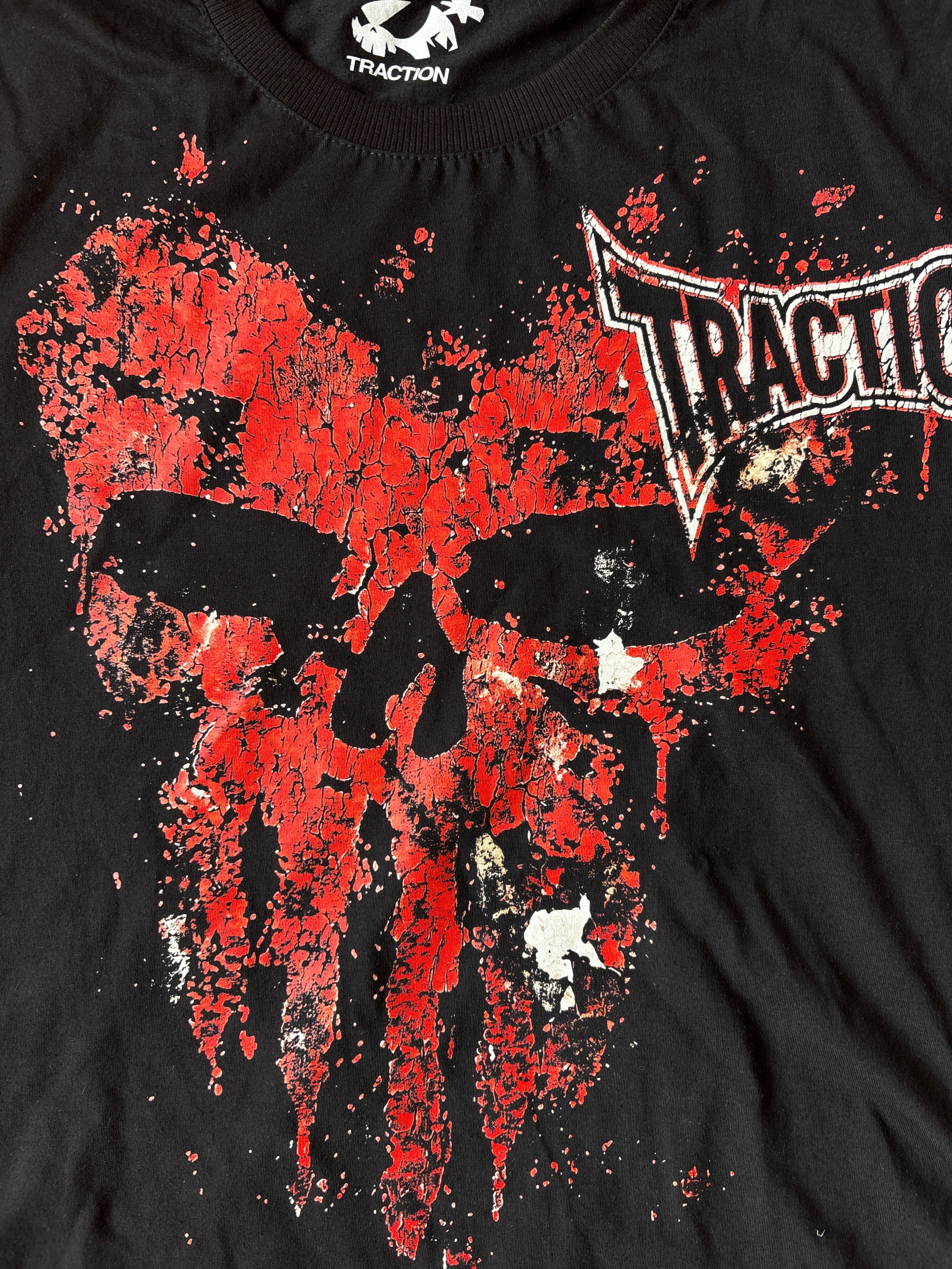 CAMISETA REGULAR “TRAC-OUT” RELEITURA TAPOUT (meio cópia)