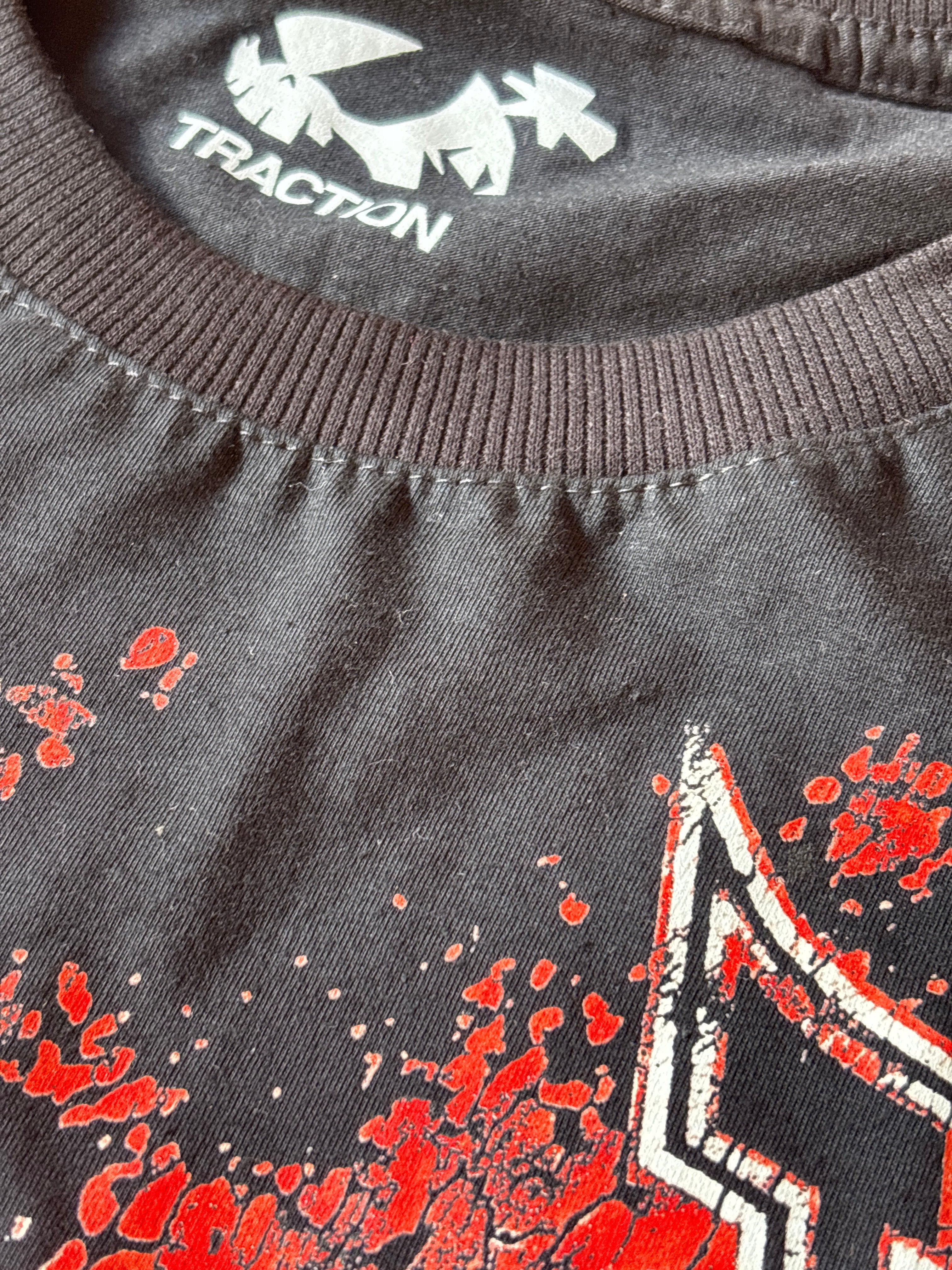 CAMISETA REGULAR “TRAC-OUT” RELEITURA TAPOUT (meio cópia)