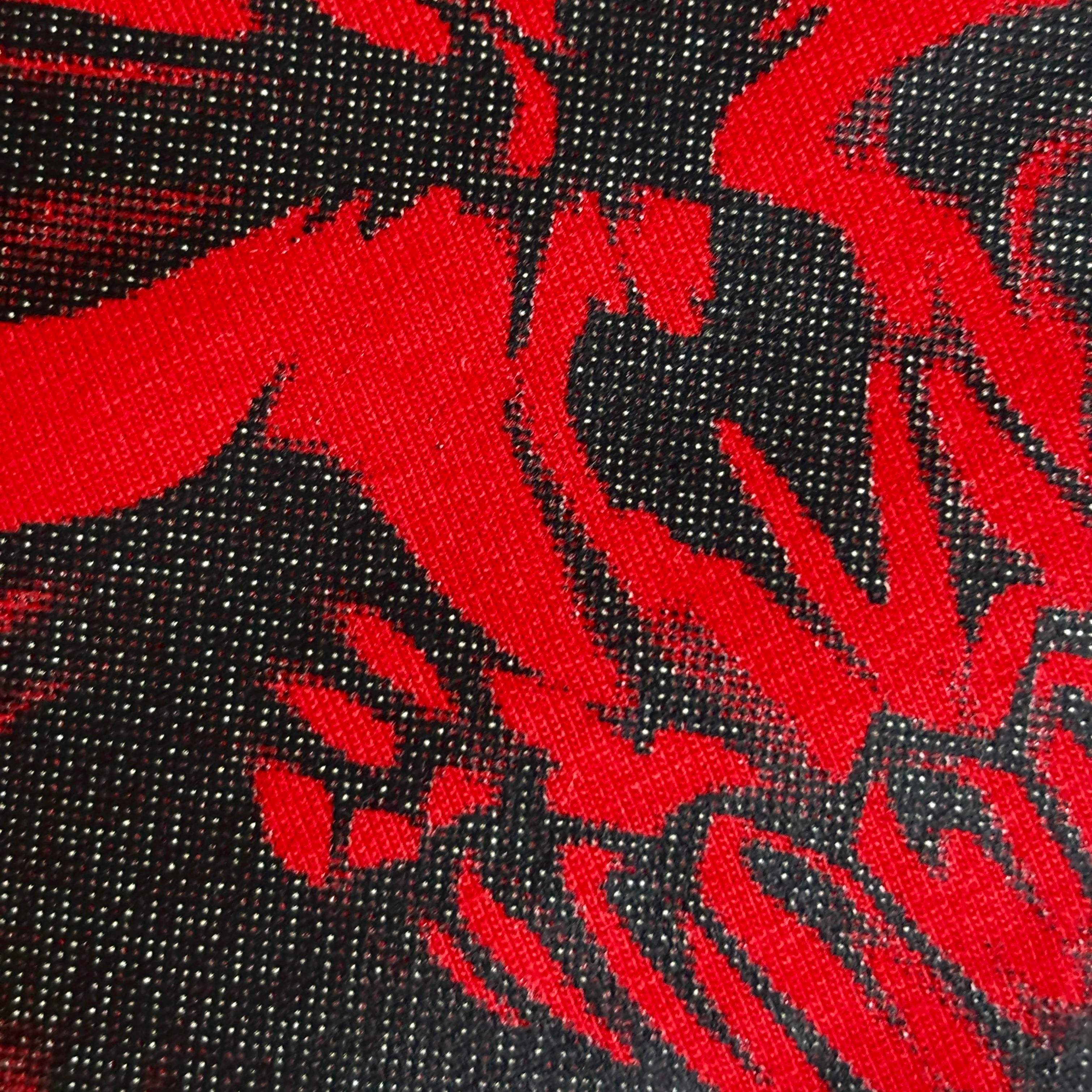 CAMISETA REGULAR “RED RAGE” RELEITURA ARCHAIC ALGODÃO PENTEADO (mais ou menos cópia)