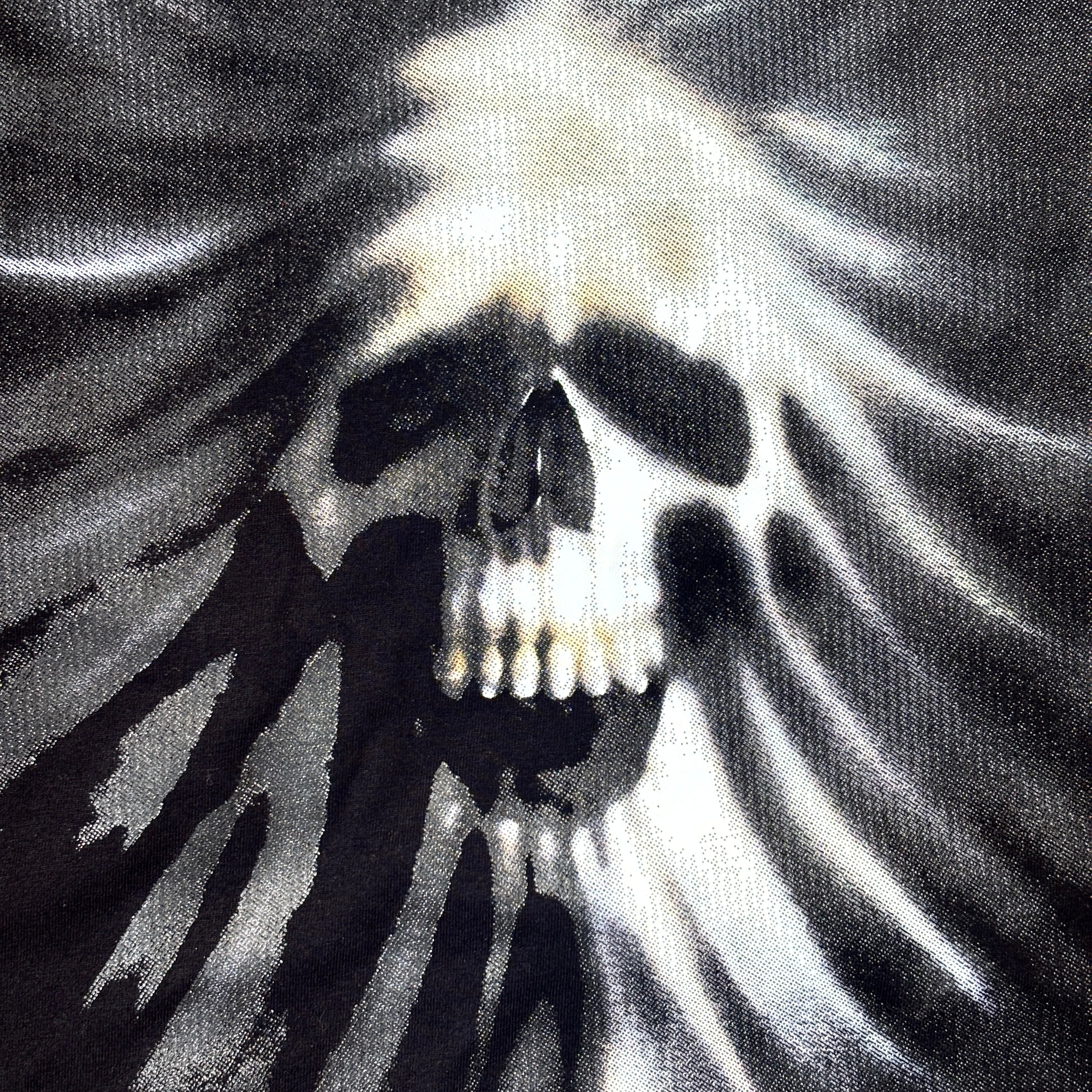CAMISETA REGULAR “BEHIND THE DARK” TRACTION