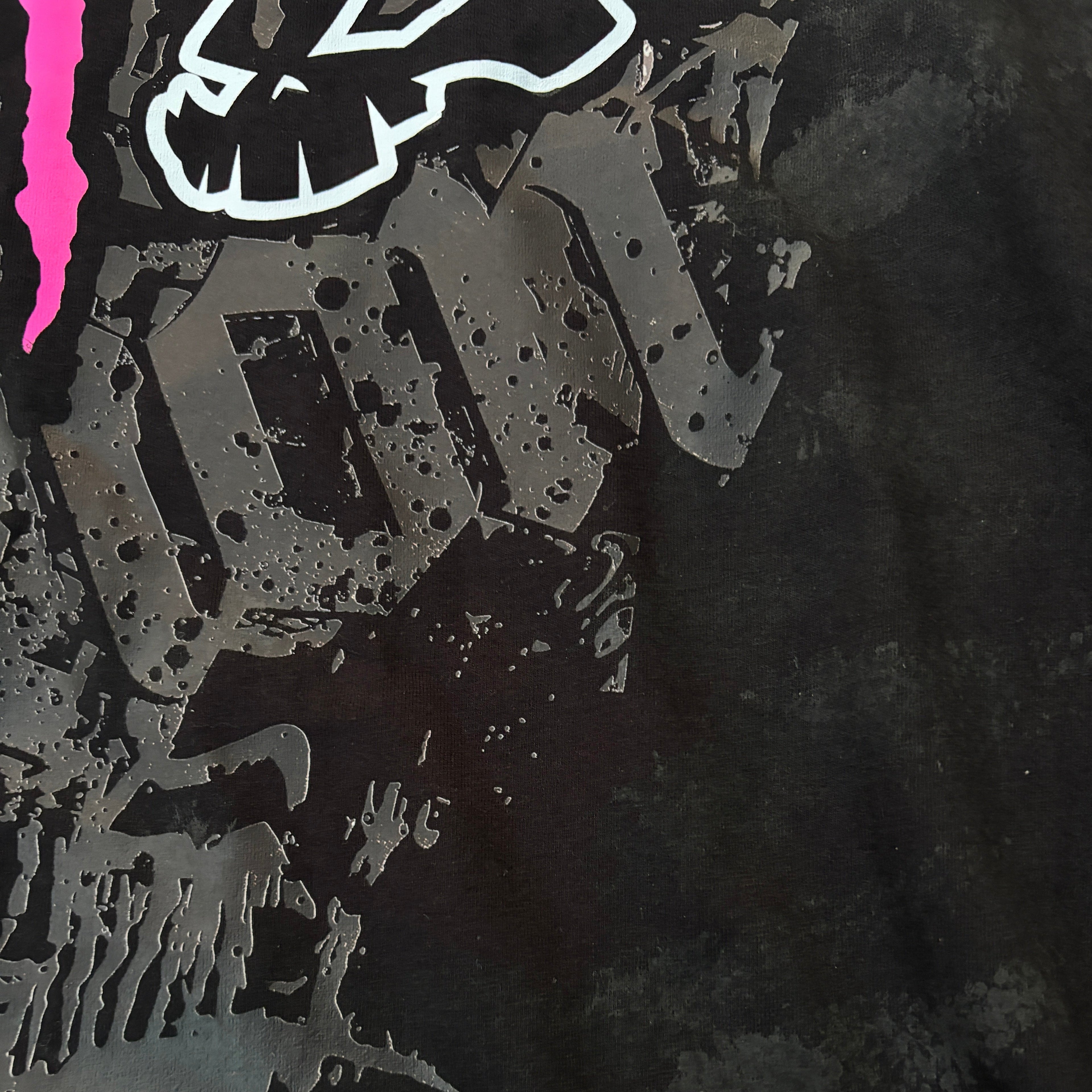 (PRÉ VENDA) CAMISETA REGULAR “TRACTION FOKS ENERGY” RELEITURA Monstro não nos processe por favor